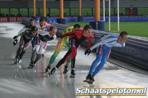 Hans van den Eeckhout (zwarte muts) in actie tijdens de marathon