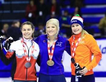 Op de foto staat Yara van Kerkhof rechts met in het midden de Engelse winnares Elise Christie.